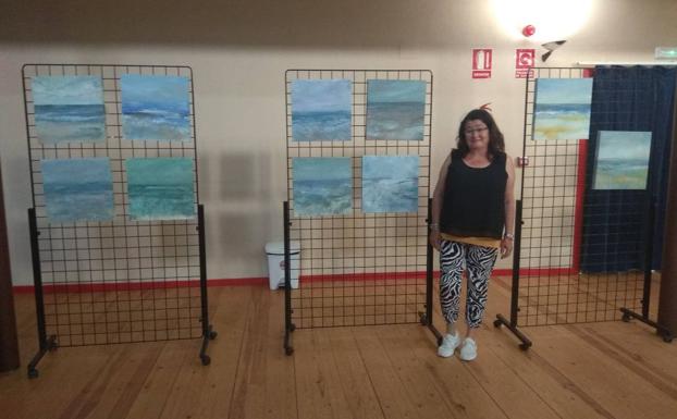 Petra Galán frente a sus obras expuestas. 