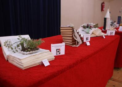 Imagen secundaria 1 - Arriba; Eshter Cordero, responsable de la biblioteca, y Loli Orozco, profesora del taller, muestran al alcalde local Carlos Caro y a las concejalas Mercedes Pérez y Leticia Carrero la exposición. Debajo, algunos de los libros decorados. 