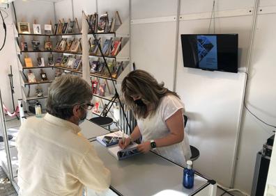 Imagen secundaria 1 - Arriba, presentación. Debajo, firma de ejemplares. 