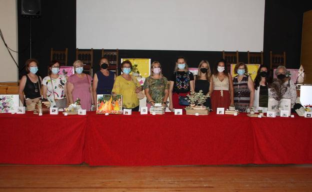 Imagen principal - Virginia Aizkorbe, Coordinadora del Plan de Fomenta de la Lectura visita la exposición 'Plantas que crecen en los libros'