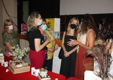 Imagen secundaria 1 - Virginia Aizkorbe, Coordinadora del Plan de Fomenta de la Lectura visita la exposición 'Plantas que crecen en los libros'