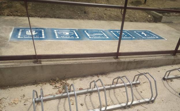 Imagen principal - Los centros escolares pintan pictogramas para explicar los pasos de peatones a los alumnos con TEA