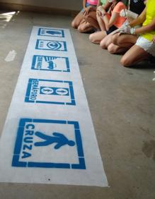Imagen secundaria 2 - Los centros escolares pintan pictogramas para explicar los pasos de peatones a los alumnos con TEA