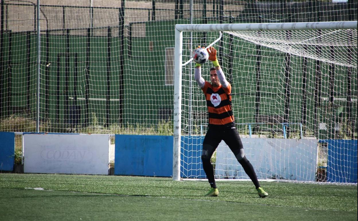 Miguel López en una acción defensiva la pasada temporada con el Arroyo CP. 