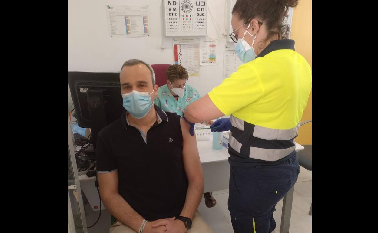 Carlos Caro, alcalde de Arroyo de la Luz, vacunándose contra el coronavirus. 