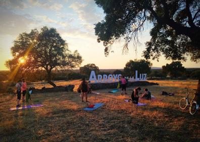 Imagen secundaria 1 - La dehesa fue el escenario de la última sesión del evento de yoga al aire libre