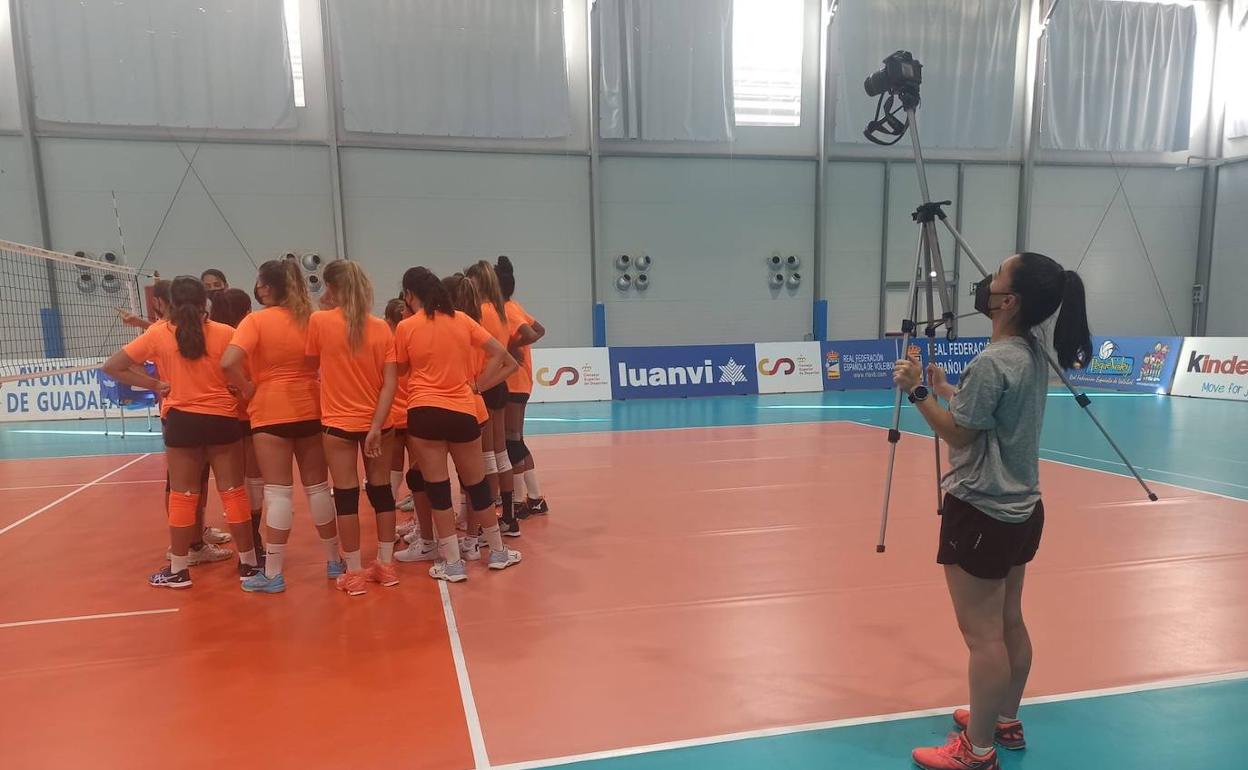 Judith Pérez trabaja en un programa pionero para la FEVB con las mejores promesas del voley español