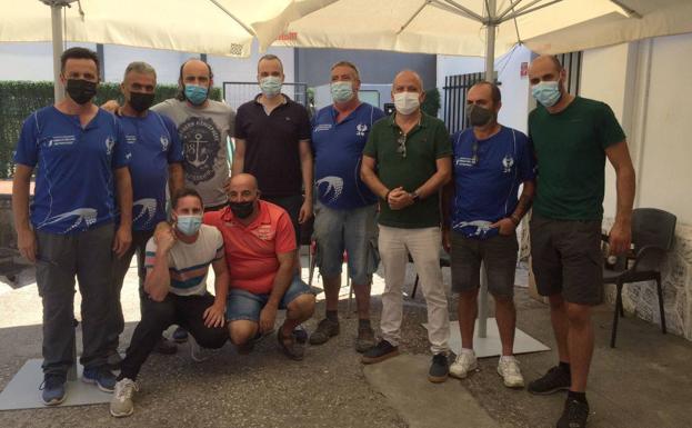 Carlos Caro y concejales junto a la Directiva de la Sociedad de Pescadores 'Embalse de Molano Río Pontones'. 