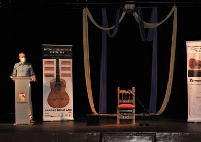 Imagen secundaria 1 - Arriba, la guitarrista Isabel Mendo. Debajo, el alcalde Carlos Caro en la inauguración. 