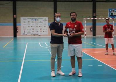 Imagen secundaria 1 - Arroyo Fútbol Sala y recogida de trofeos. 