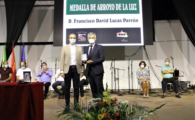 El alcalde, Carlos Caro, entre la Medalla a Francisco David Lucas Parrón, Secretario General de Agenda Urbana y Vivienda, del Ministerio de Transportes, Movilidad y Agenda Urbana. 