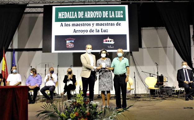 Medalla a la profesión de maestros y maestras, recogieron la medalla la maestra Candy Terrón Terrón y el maestro Juan Andrés Castuera Cercas. 