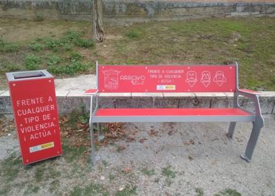 Imagen secundaria 1 - Arriba, entrega al IES Luis de Morales. Debajo, bando y papelera serigrafiados. 