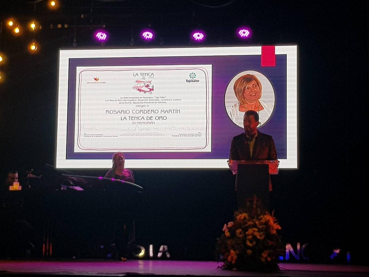 Foto de familia de los premiados y autoridades. 