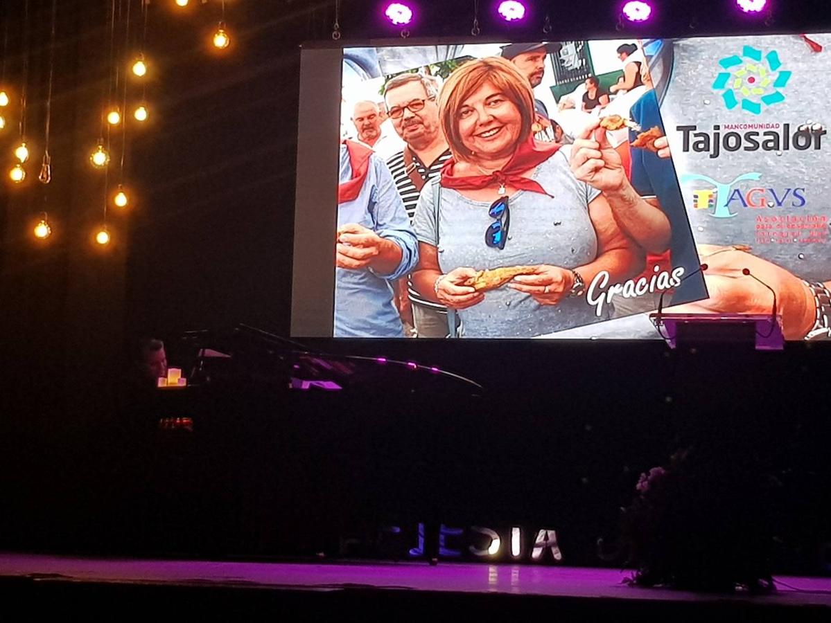 Foto de familia de los premiados y autoridades. 