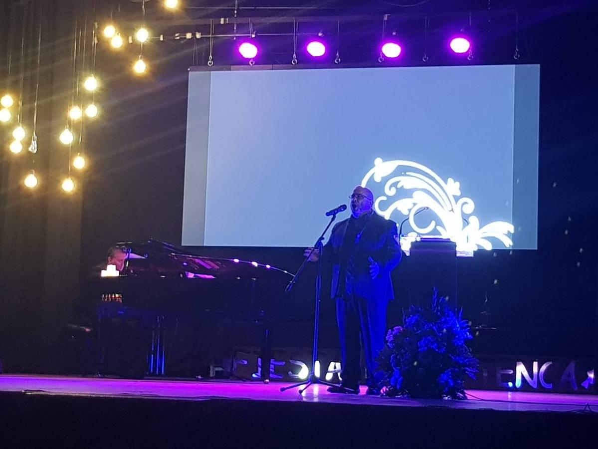 Foto de familia de los premiados y autoridades. 