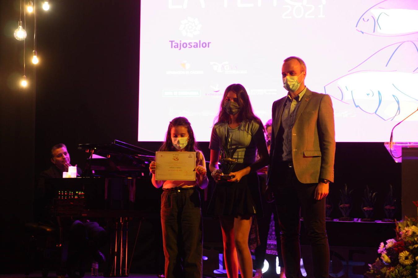 Foto de familia de los premiados y autoridades. 