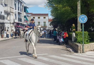 Imagen secundaria 1 - El tiempo acompañó el paseo de caballos