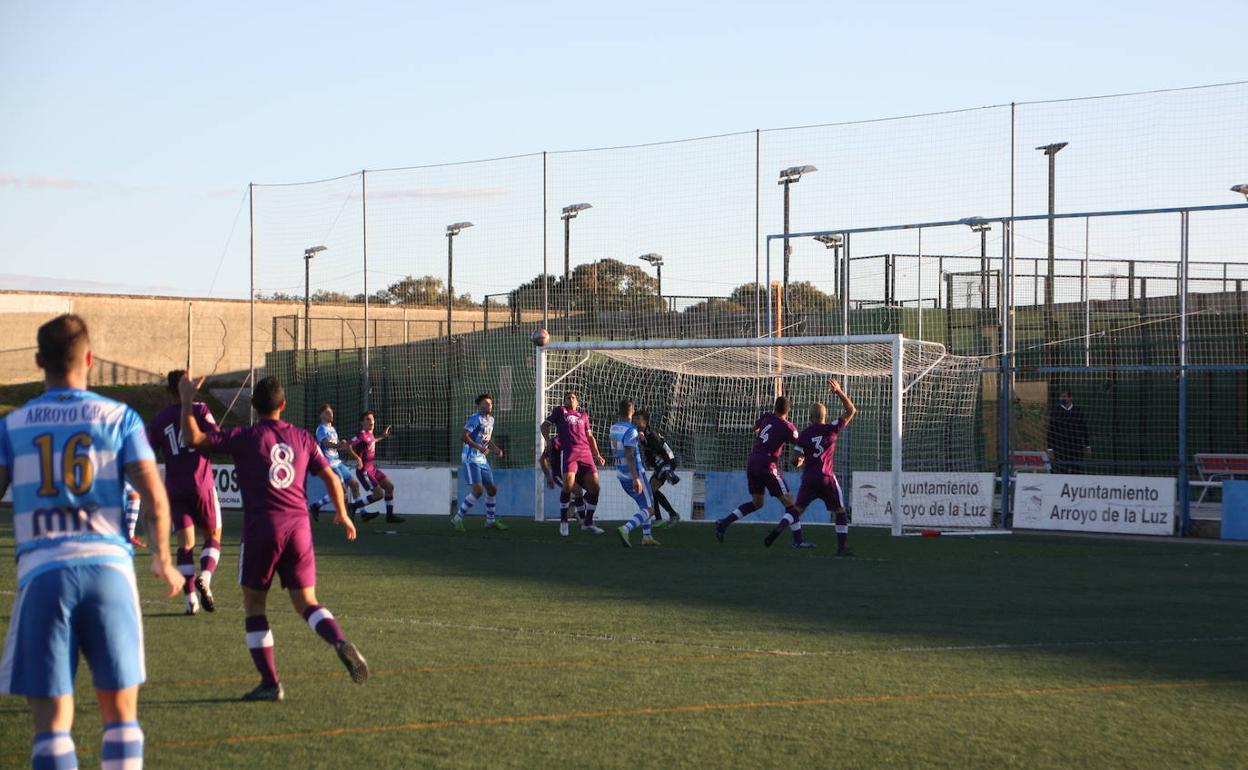 Un momento del último encuentro frente al Calamonte, la única derrota de los arroyanos en lo que va de liga. 