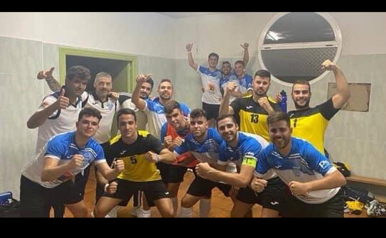 El equipo arroyano celebra la victoria en el vestuario. 