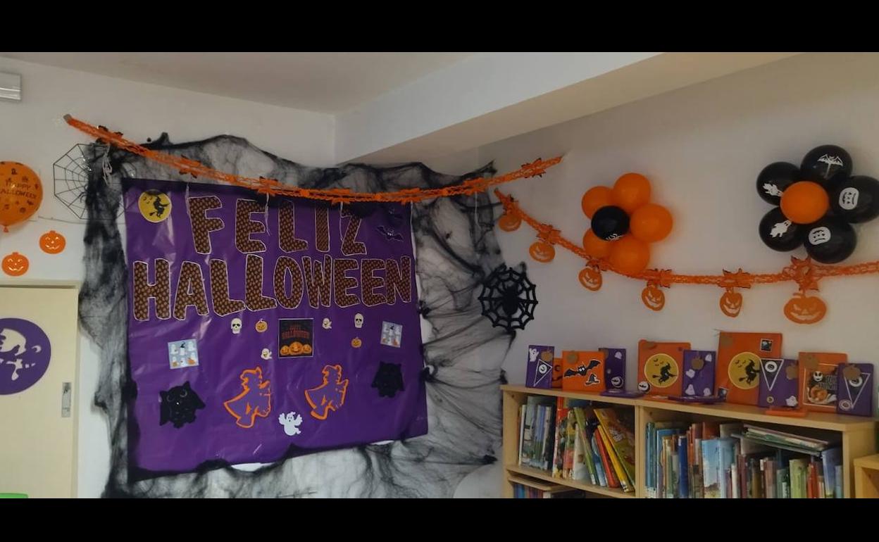 Rincón de Halloween de la biblioteca arroyana. 