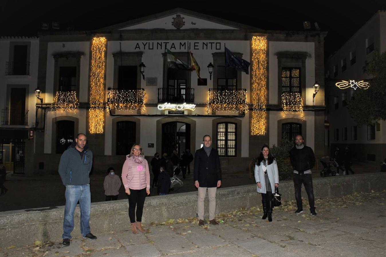 La corporación municipal ante el Ayuntamiento tras el encendido.