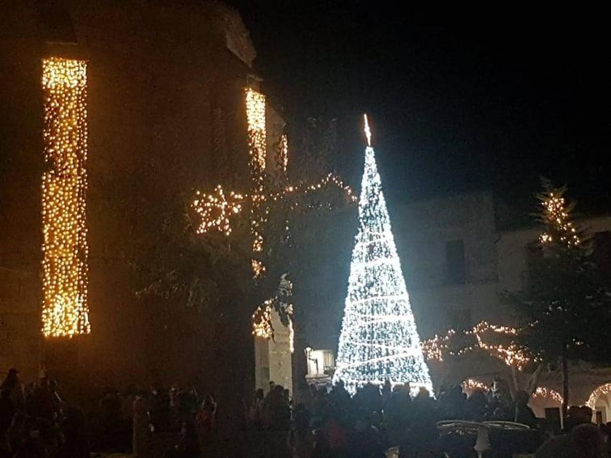 El centro de la iluminación es el árbol blanco y dorado.