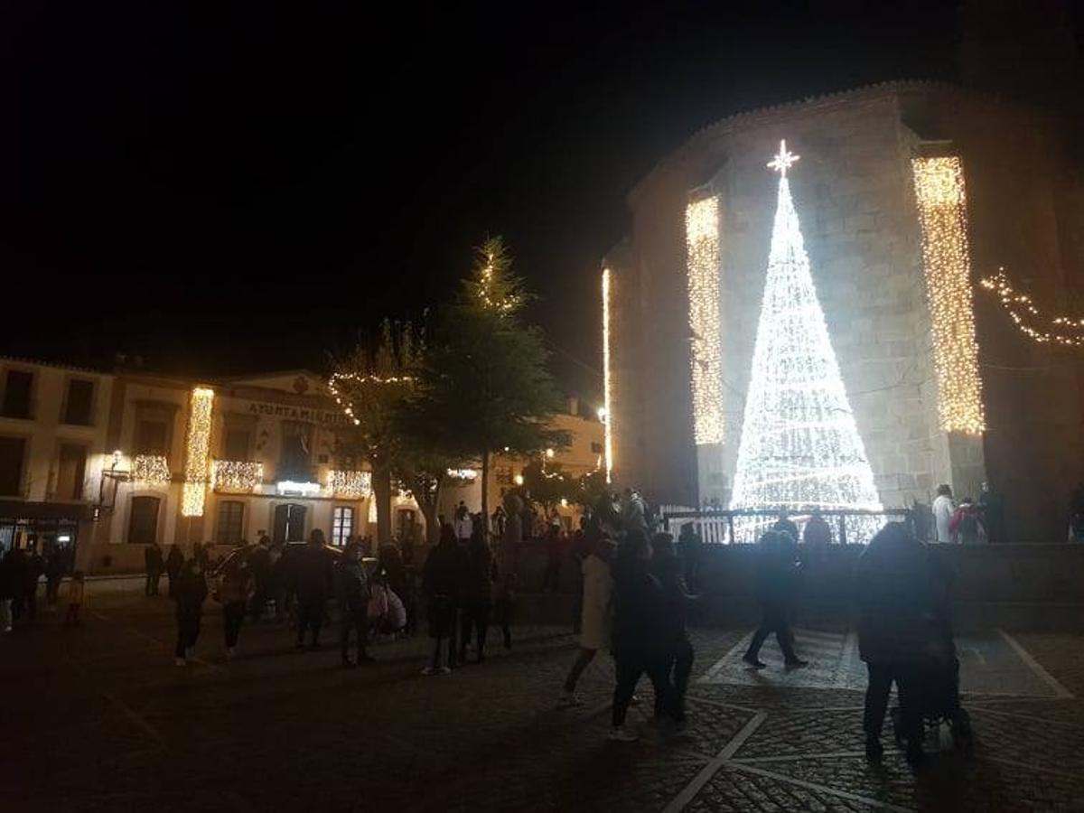 Los arroyanos pasearon por la plaza admirando la decoración navideña.