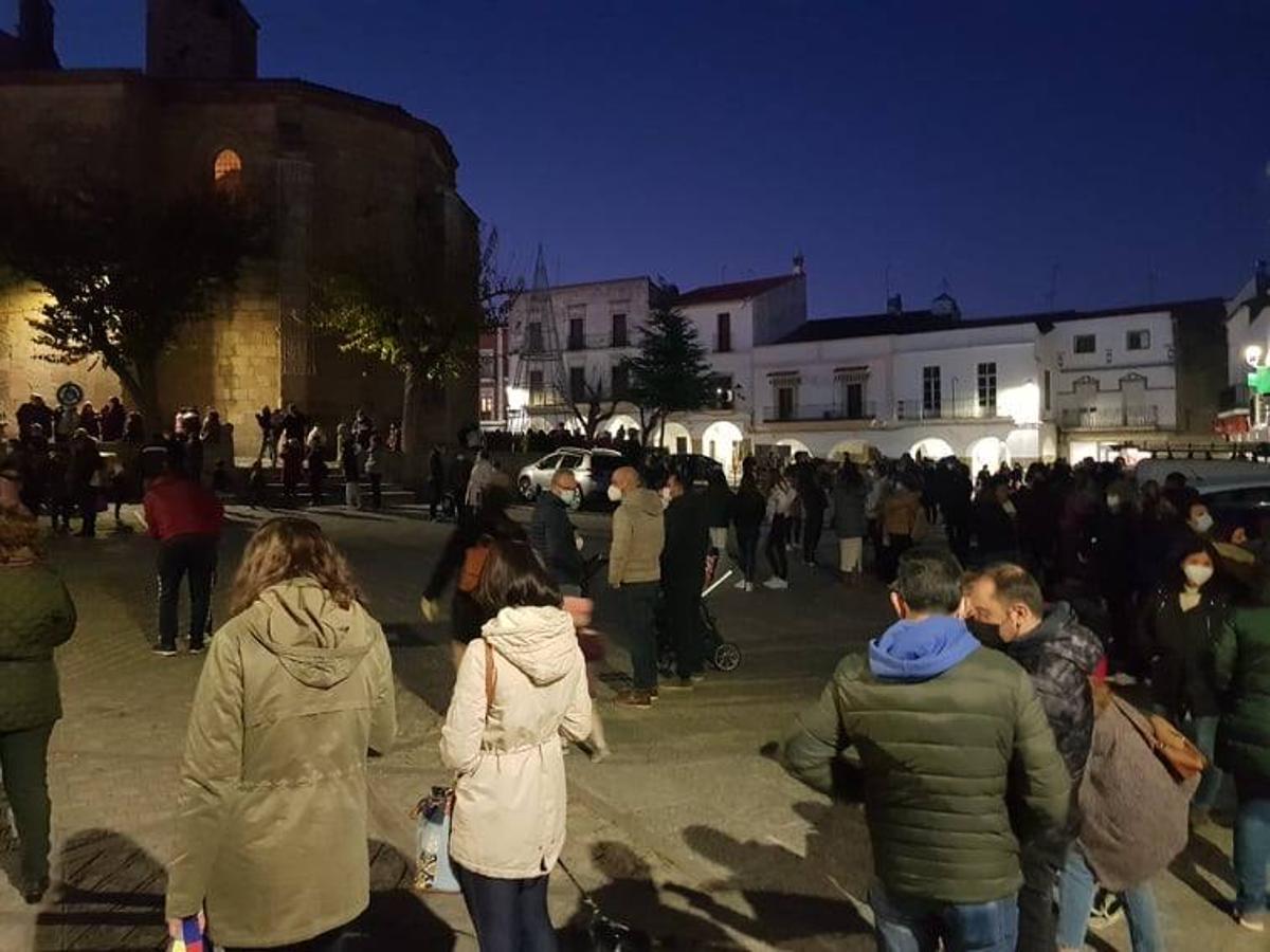 Un gran número de arroyanos se reunió para esperar el encendido.