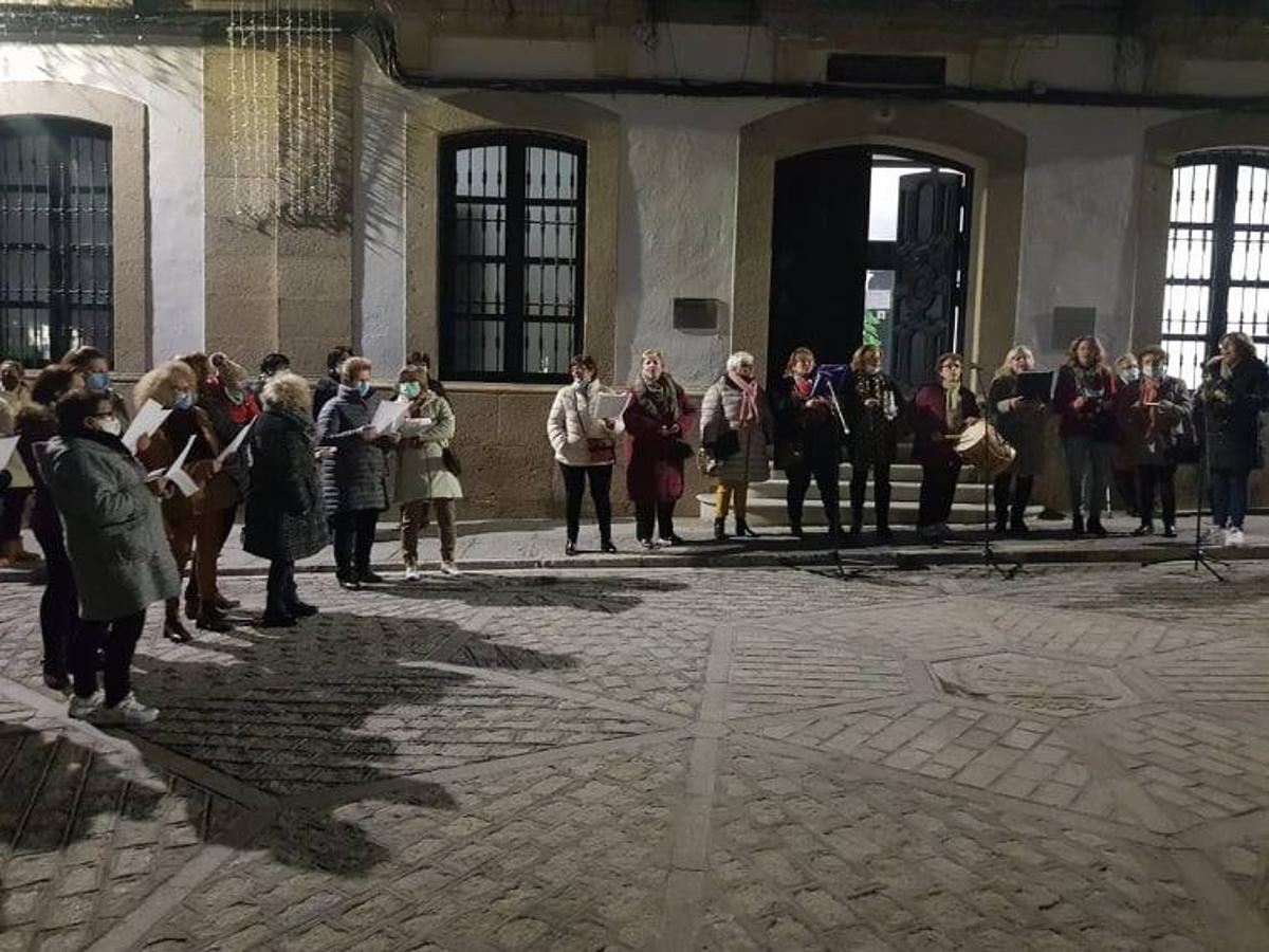 Los arroyanos acompañaron al coro en el 'Villancico Extremeñu'.
