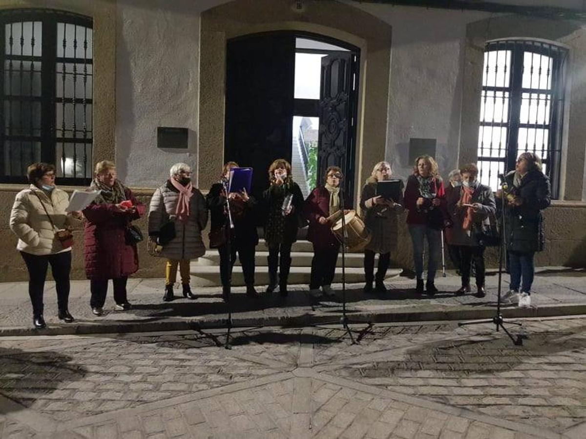 El coro Ntra. Sra. de los Dolores cantó de nuevo junto tras dos años de parón por el coronavirus.