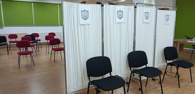 Imagen principal - Sala de vacunación en la biblioteca del centro. 