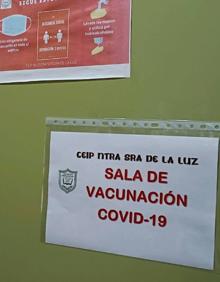 Imagen secundaria 2 - Sala de vacunación en la biblioteca del centro. 