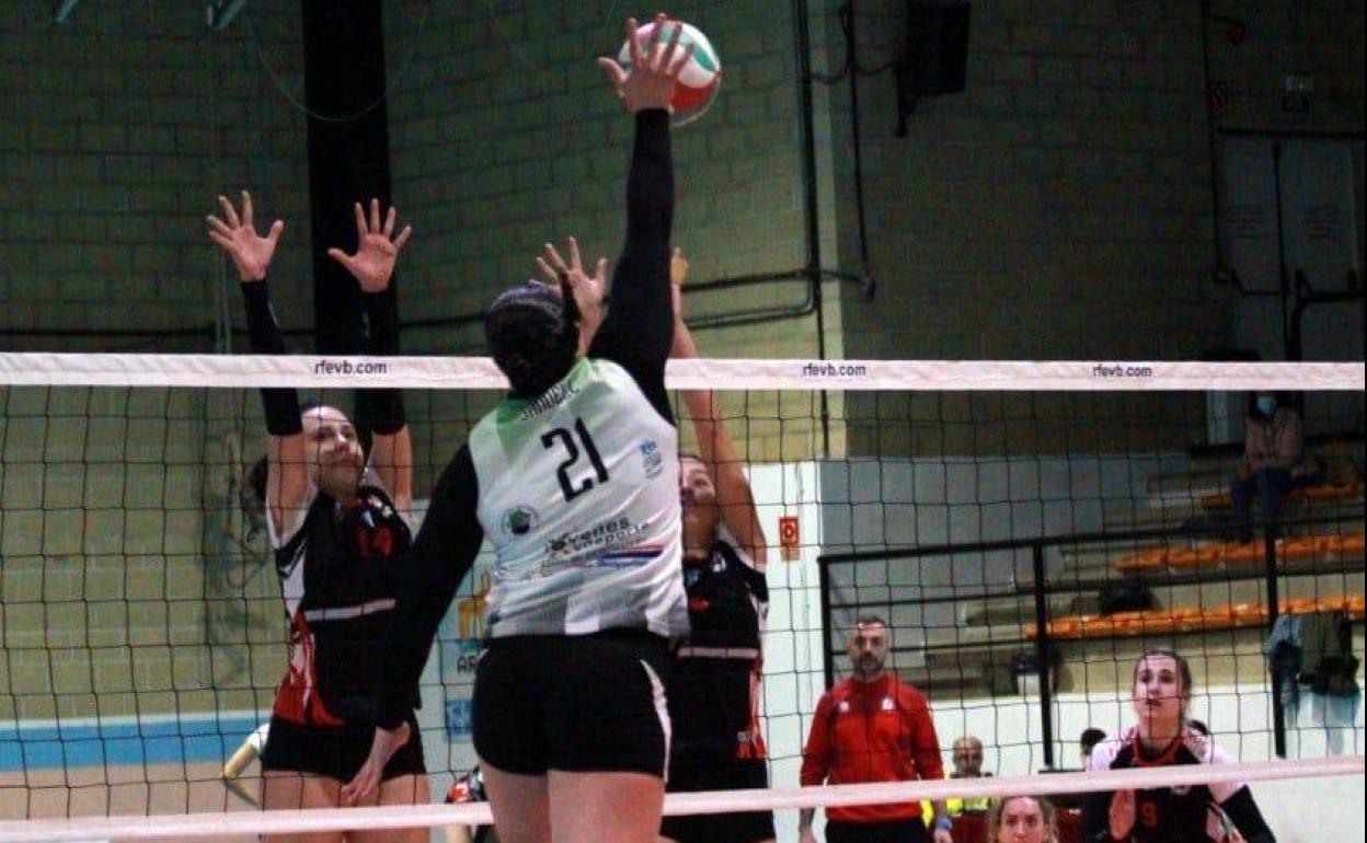 Janine Sandell ataca por zona '4' ante el CV Torrejón. 
