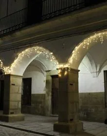 Imagen secundaria 2 - Iluminación de la plaza y nuevo nacimiento en la puerta lateral de la iglesia. 