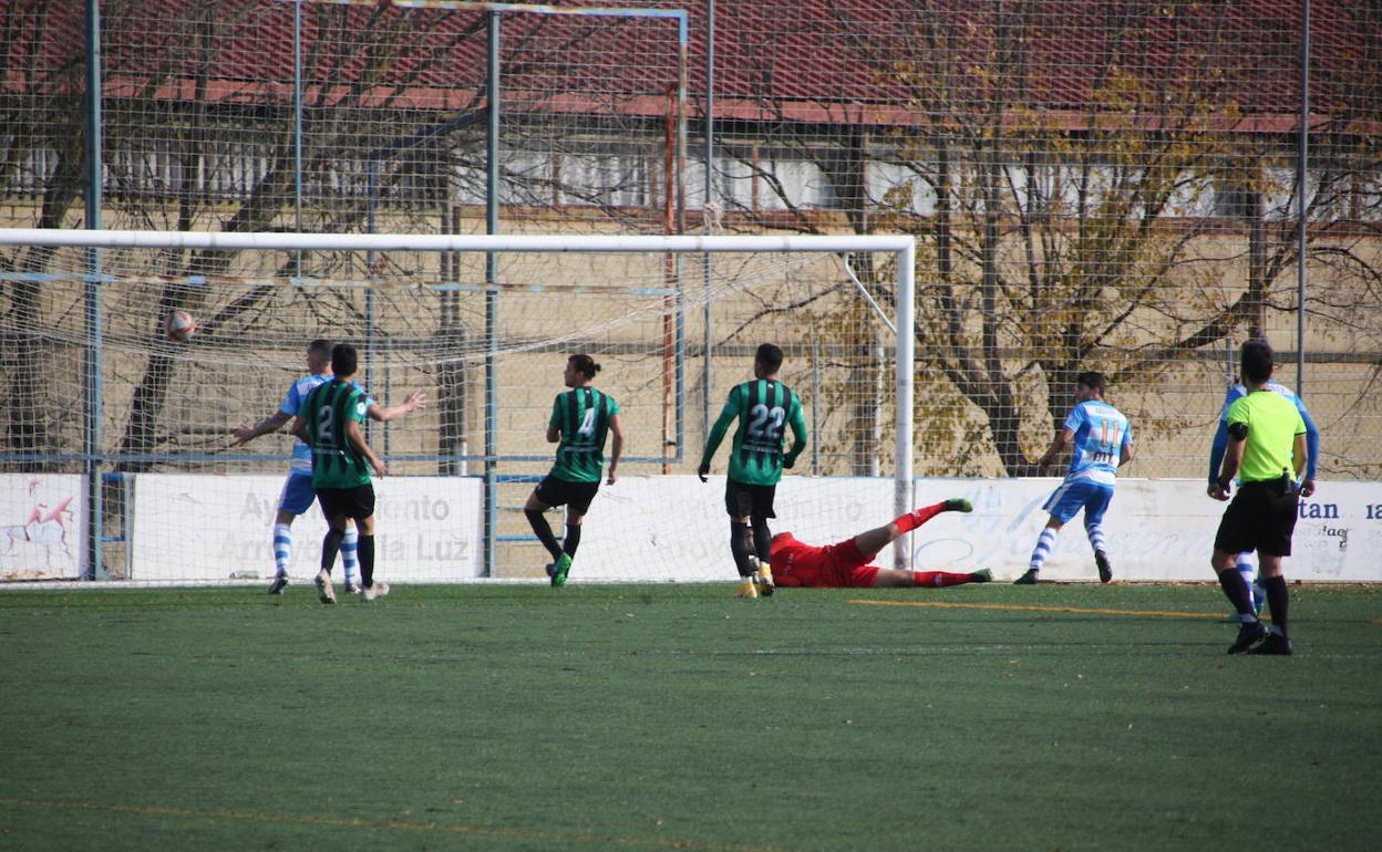 El Arroyo marcando el gol del empate. 