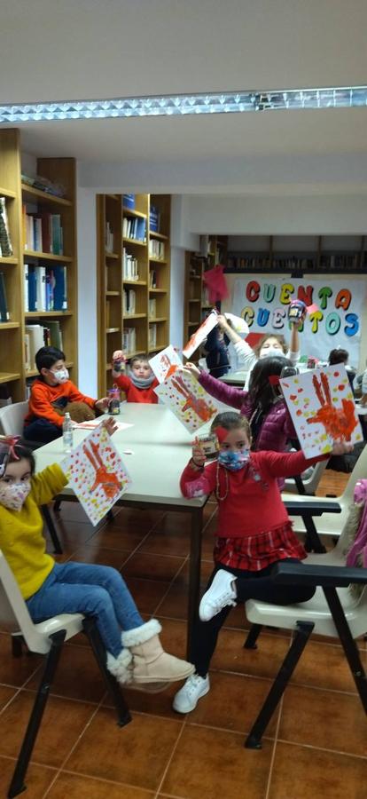 Los pequeños disfrutaron de lecturas y manualidades.