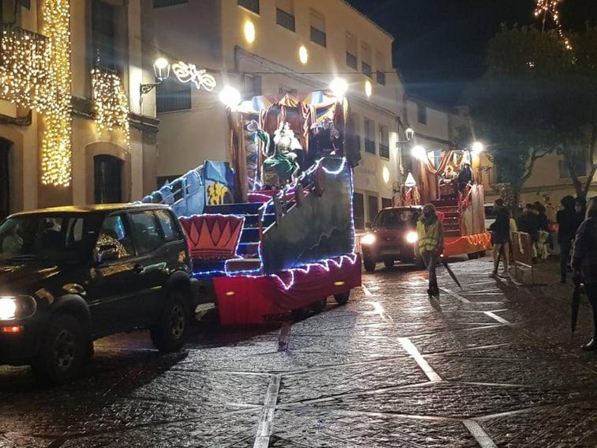 Cada rey iba en su carroza acompañado de su paje real.