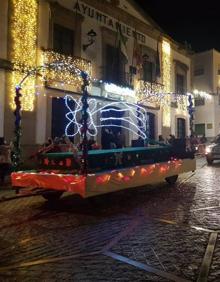 Imagen secundaria 2 - Los Reyes Magos volvieron a llenar de magia las calles de Arroyo de la Luz