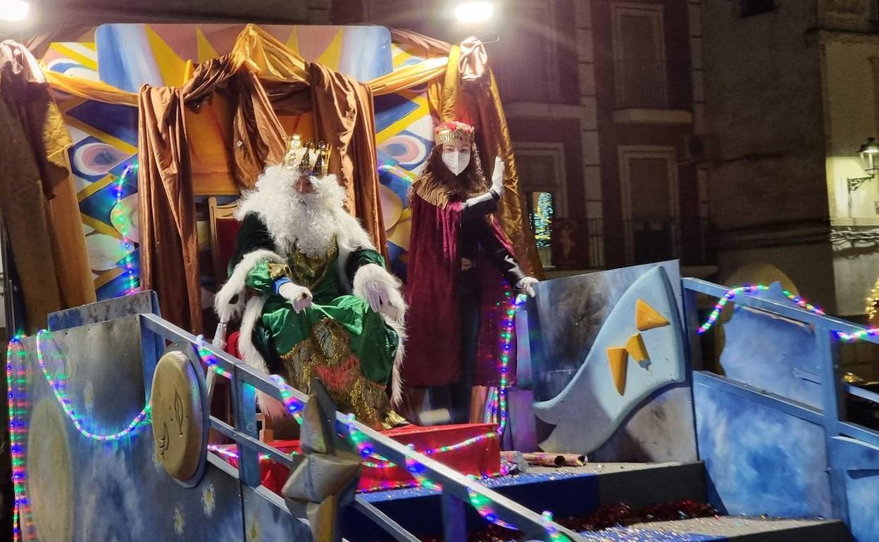 Melchor en su carroza recorriendo Arroyo de la Luz. 