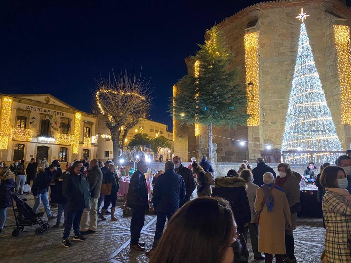 Muchas personas acudieron al Mercado Navideño Nocturno.