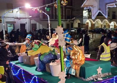 Imagen secundaria 1 - Los Reyes Magos volvieron a llenar de magia las calles de Arroyo de la Luz