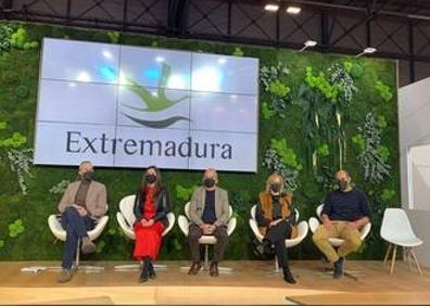 Imagen secundaria 1 - Carlos Caro, alcalde arroyano, junto al resto de concejales del Ayuntamiento que acudieron a FITUR.