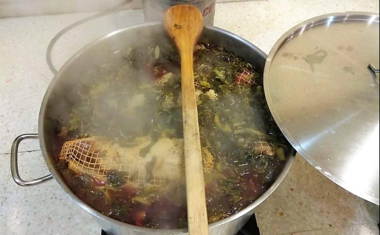 Elaboración de una cacerola de coles con buche. 