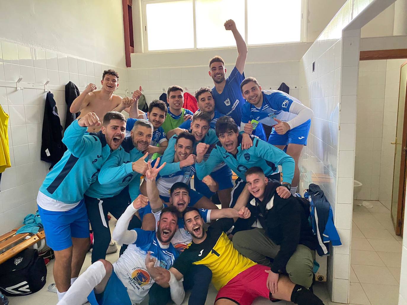 El Arroyo FS celebra la victoria en el vestuario. 