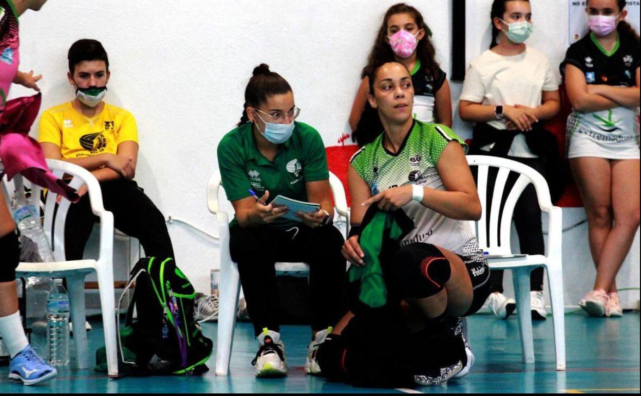 Flavia Lima se prepara para entrar en cancha. 