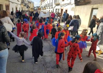 Imagen secundaria 1 - Los pequeños llenaron la Corredera de risas y color en el Desfile de Carnaval Infantil