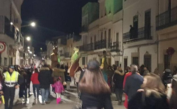 Imagen principal - Los gigantes y cabezudos volvieron para el disfrute de los más pequeños. 