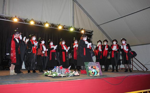Imagen principal - Uno de los entierros participantes.