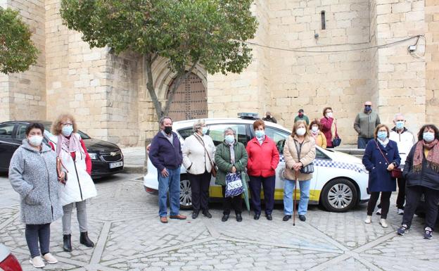 Imagen principal - Arroyo de la Luz guarda silencio en solidaridad con el pueblo ucraniano